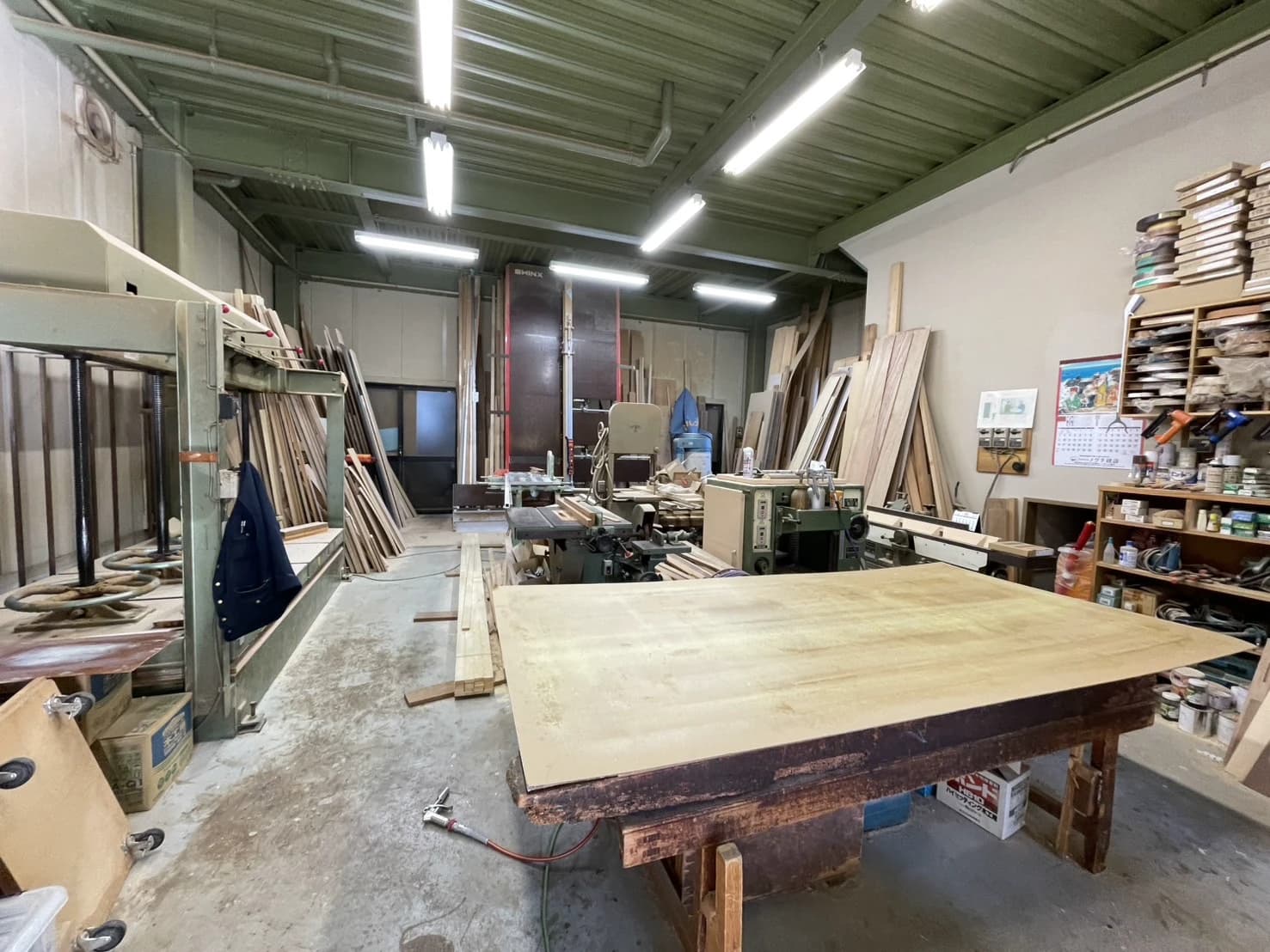 袖野建具店の作業風景